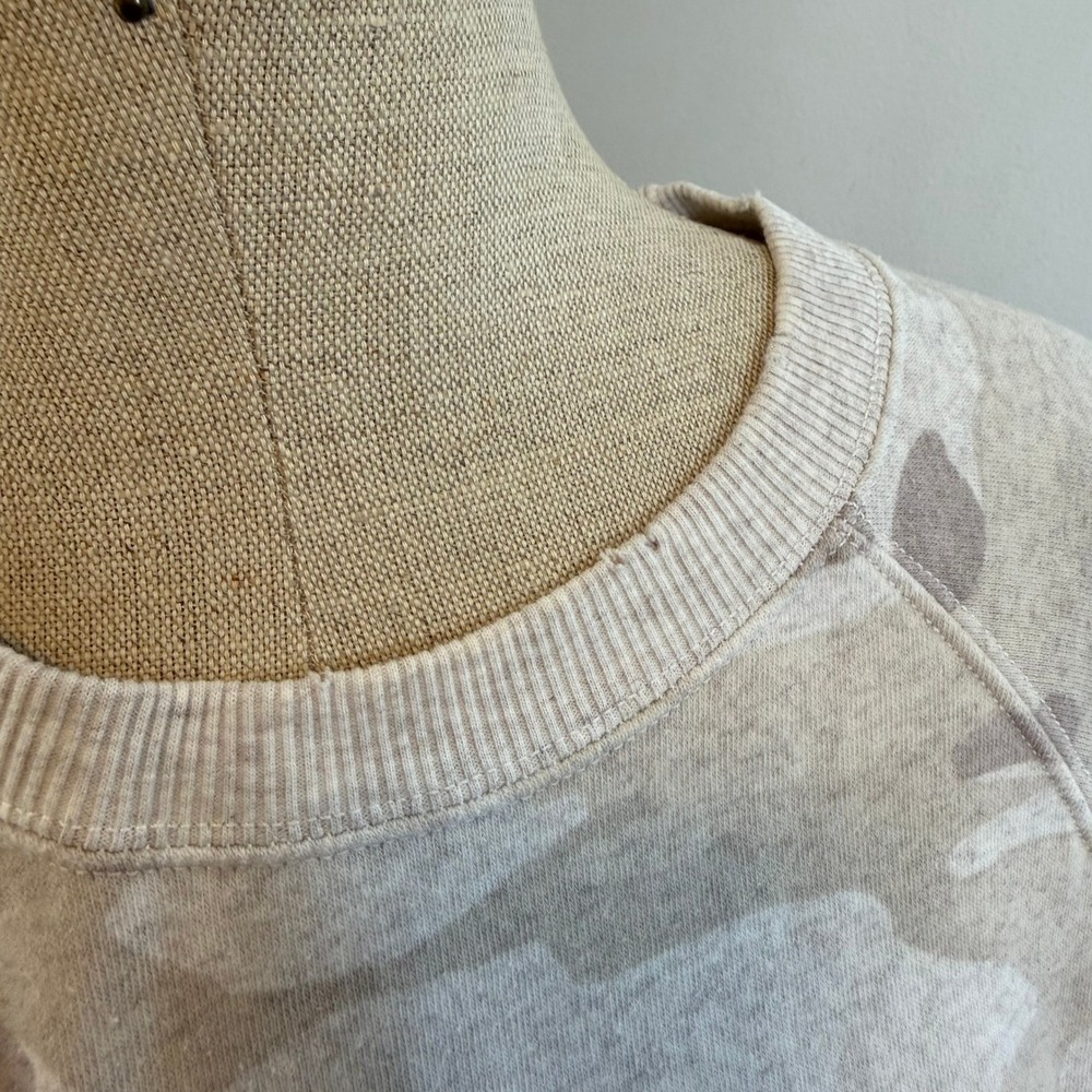 American Eagle Sweatshirt Womens Small Beige Camo Soft‎ Jegging Fit Crewneck - Picture 2 of 10